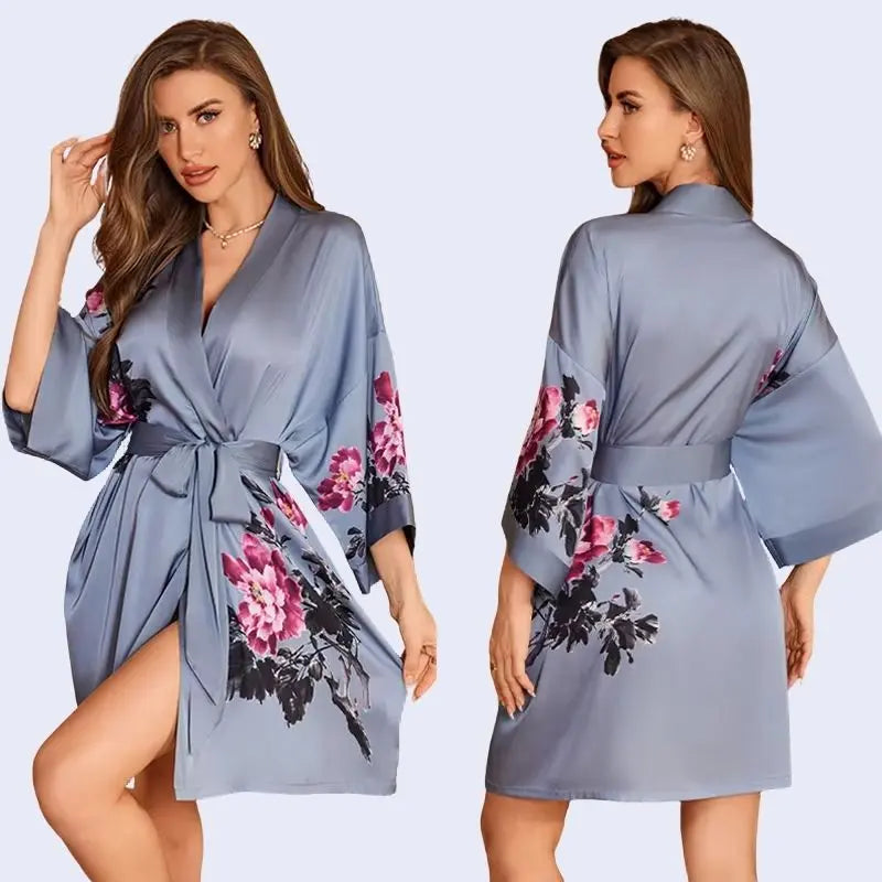 Modèle portant un kimono court motifs floraux en satin couleur bleu acier