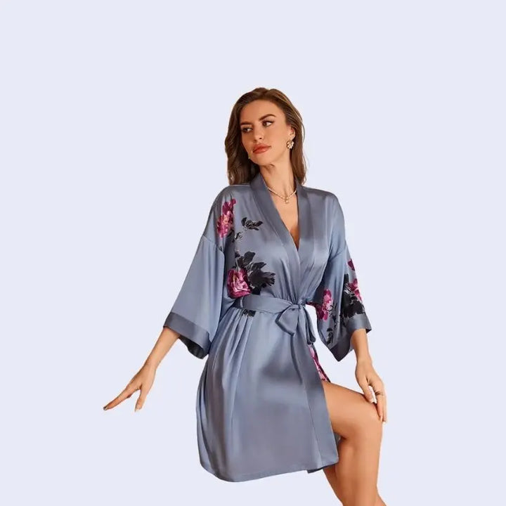 Kimono court motifs floraux en satin couleur bleu acier