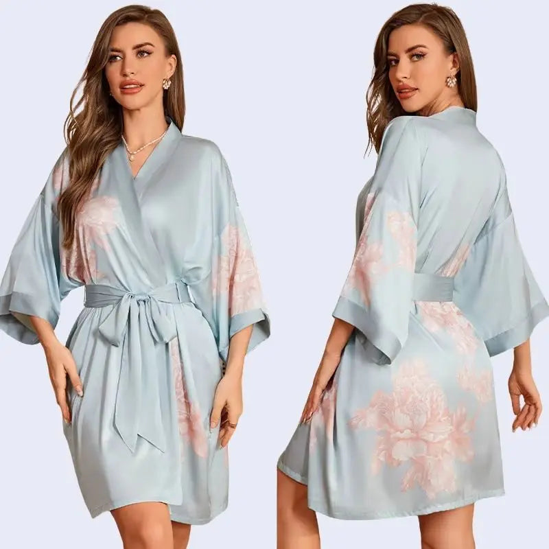 Modèle portant un kimono court motifs floraux en satin couleur bleu ciel