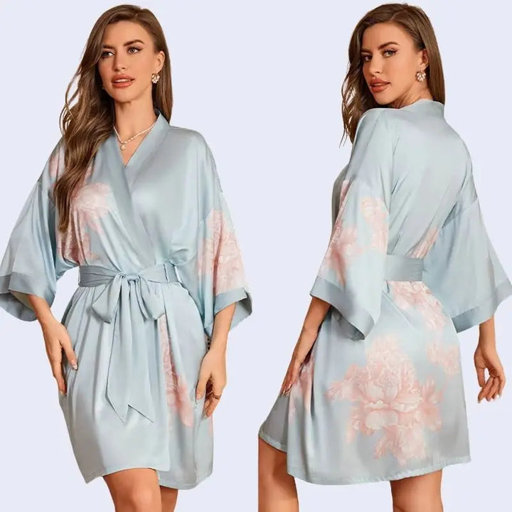 Modèle portant un kimono court motifs floraux en satin couleur bleu ciel