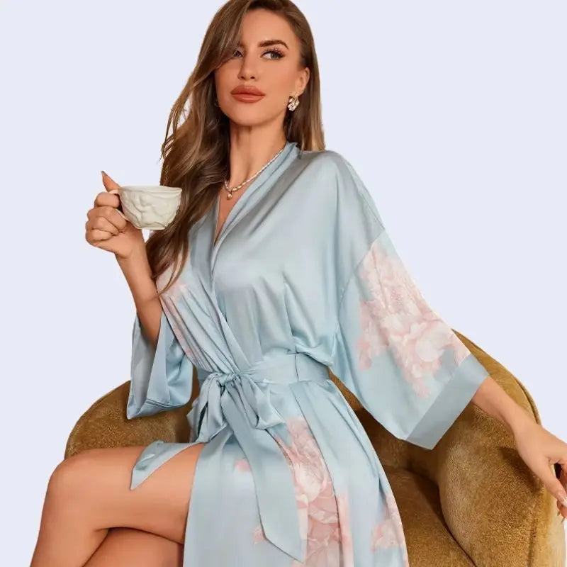 Kimono court motifs floraux en satin couleur bleu ciel