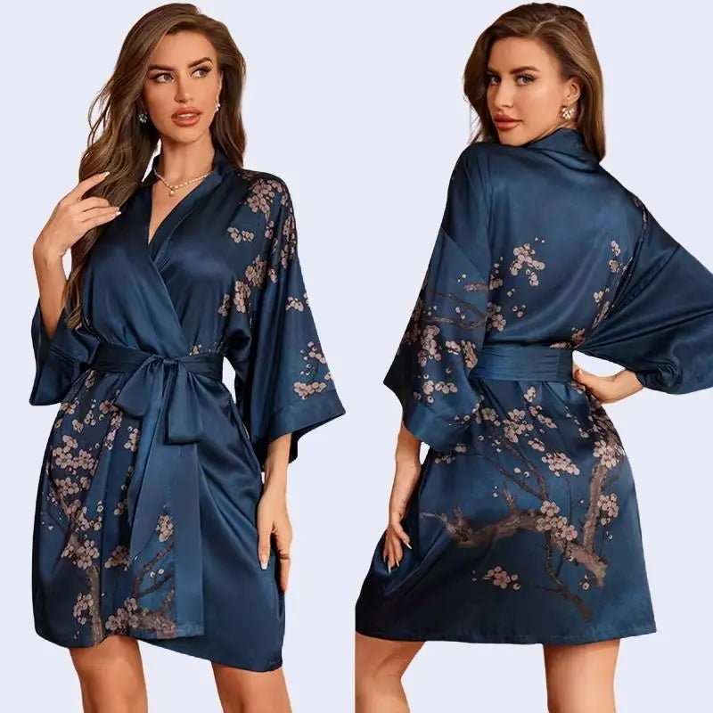 Modèle portant un kimono court motifs floraux en satin couleur bleu marine