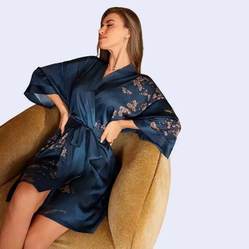 Kimono court motifs floraux en satin couleur bleu marine