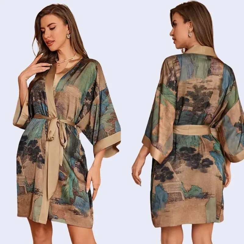 Modèle portant un kimono court motifs floraux en satin couleur café