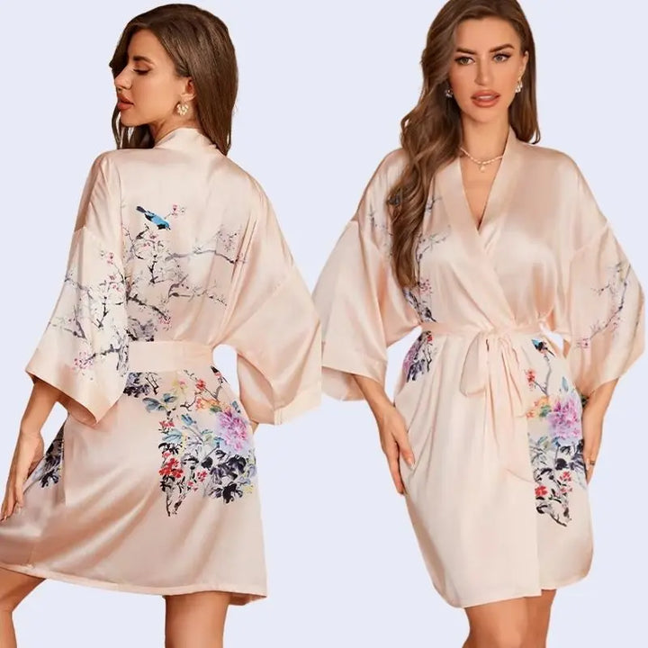 Modèle portant un kimono court motifs floraux en satin couleur champagne