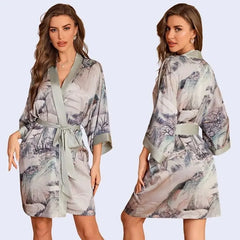 Modèle portant un kimono court motifs floraux en satin couleur gris