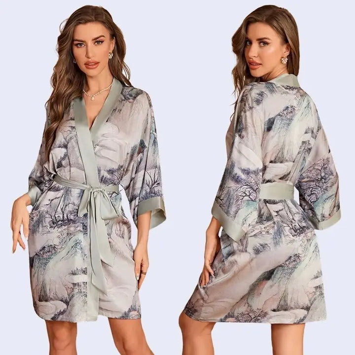 Modèle portant un kimono court motifs floraux en satin couleur gris