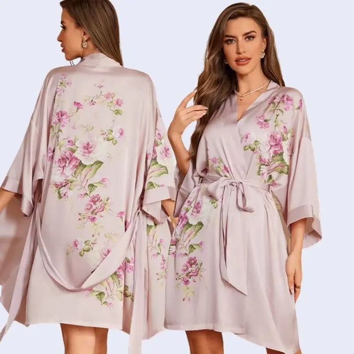 Modèle portant un kimono court motifs floraux en satin couleur rose clair