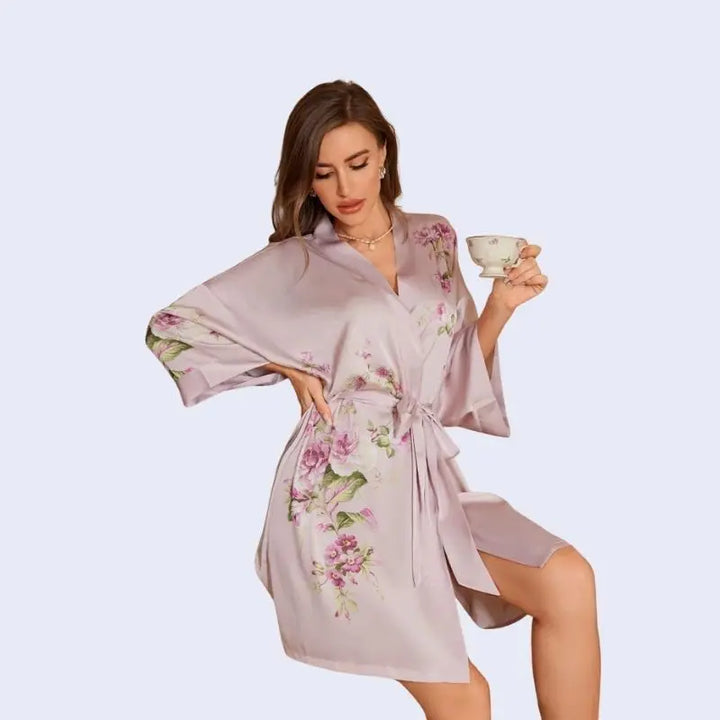 Kimono court motifs floraux en satin couleur rose clair