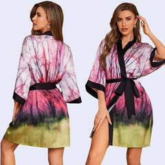 Modèle portant un kimono court motifs floraux en satin couleur rose