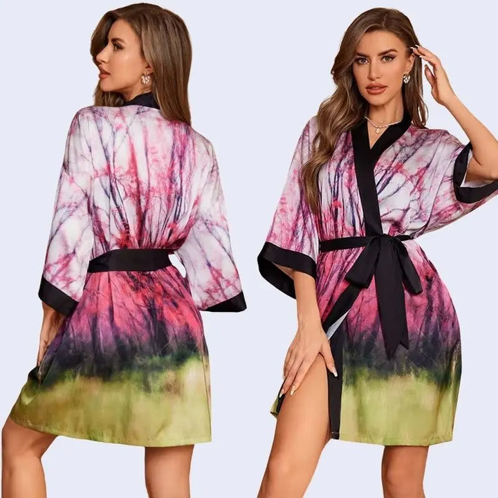 Modèle portant un kimono court motifs floraux en satin couleur rose