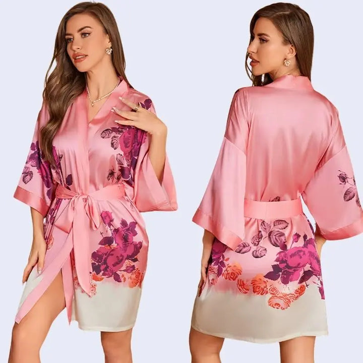 Modèle portant un kimono court motifs floraux en satin couleur rose foncé