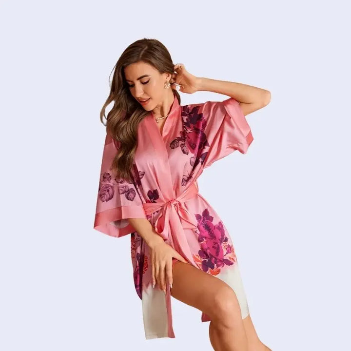 Kimono court motifs floraux en satin couleur rose fonce