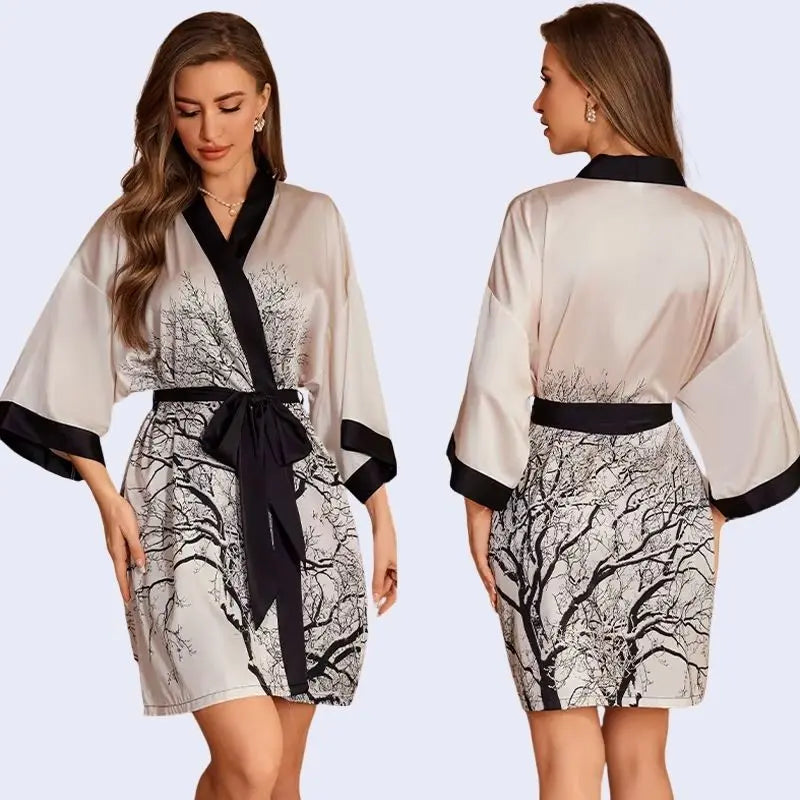 Modèle portant un kimono court motifs floraux en satin couleur sable rosé