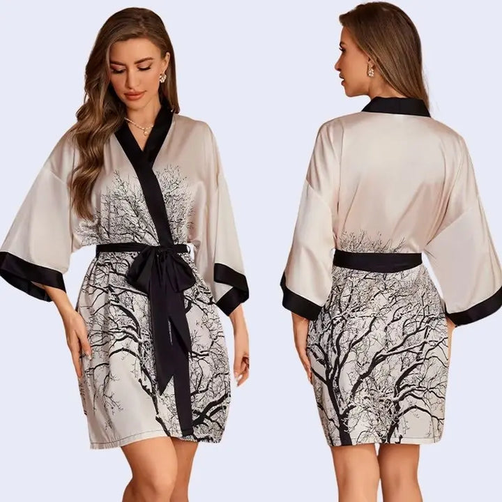 Modèle portant un kimono court motifs floraux en satin couleur sable rosé