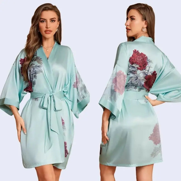 Modèle portant un kimono court motifs floraux en satin couleur vert menthe