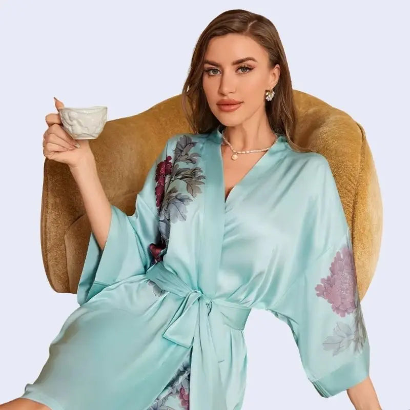 Kimono court motifs floraux en satin couleur vert menthe