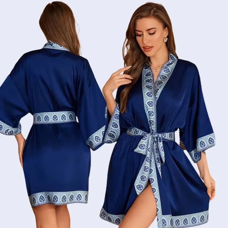 Modèle portant un kimono court uni avec ceinture à motifs en satin couleur bleu marine