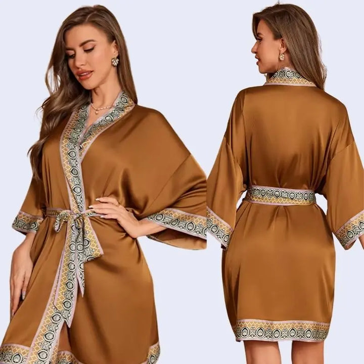 Modèle portant un kimono court uni avec ceinture à motifs en satin couleur caramel