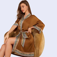 Kimono court uni avec ceinture à motifs en satin couleur caramel
