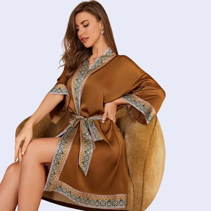 Kimono court uni avec ceinture à motifs en satin couleur caramel