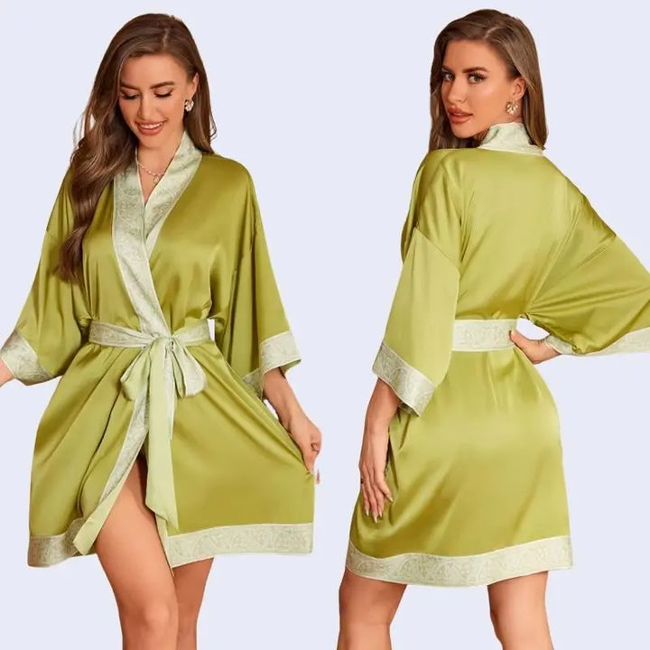 Modèle portant un kimono court uni avec ceinture à motifs en satin couleur jaune olive