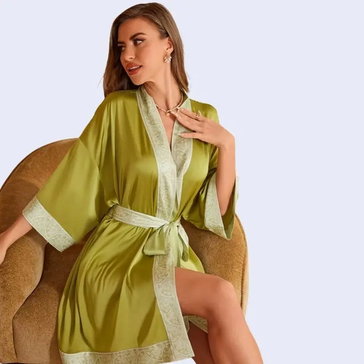 Kimono court uni avec ceinture à motifs en satin couleur jaune olive