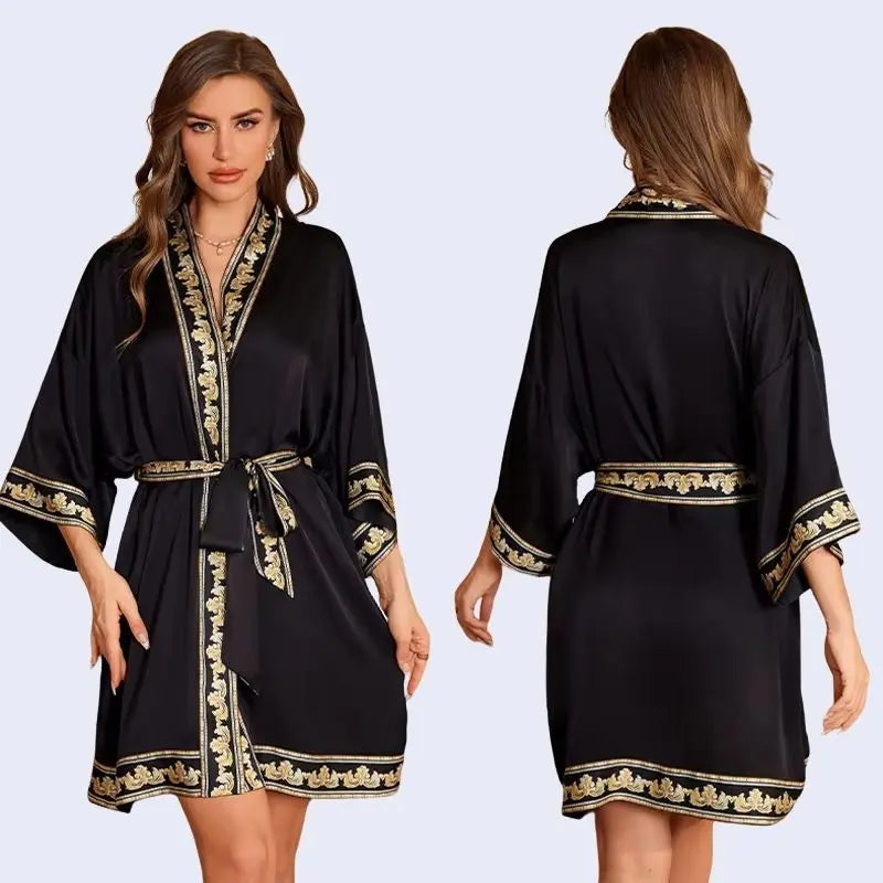 Modèle portant un kimono court uni avec ceinture à motifs en satin couleur noire