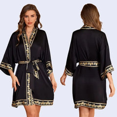 Modèle portant un kimono court uni avec ceinture à motifs en satin couleur noire