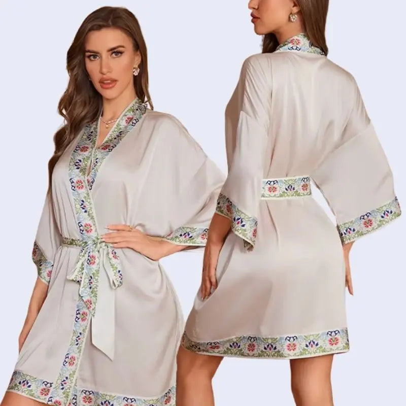 Modèle portant un kimono court uni avec ceinture à motifs en satin couleur rose pastel