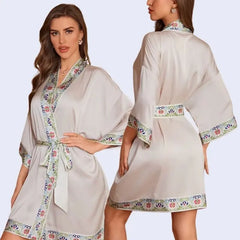 Modèle portant un kimono court uni avec ceinture à motifs en satin couleur rose pastel
