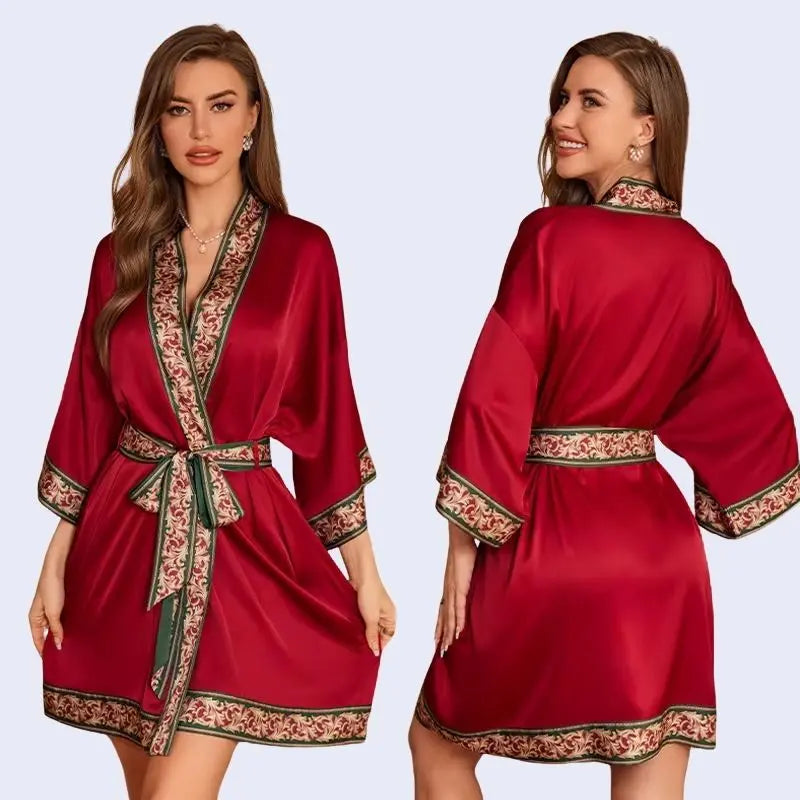 Modèle portant un kimono court uni avec ceinture à motifs en satin couleur rouge