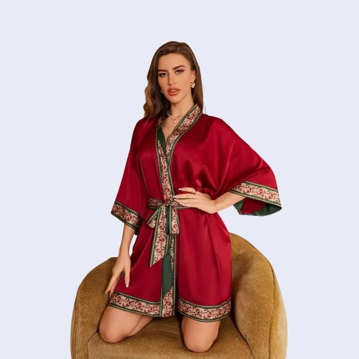 Kimono court uni avec ceinture à motifs en satin couleur rouge