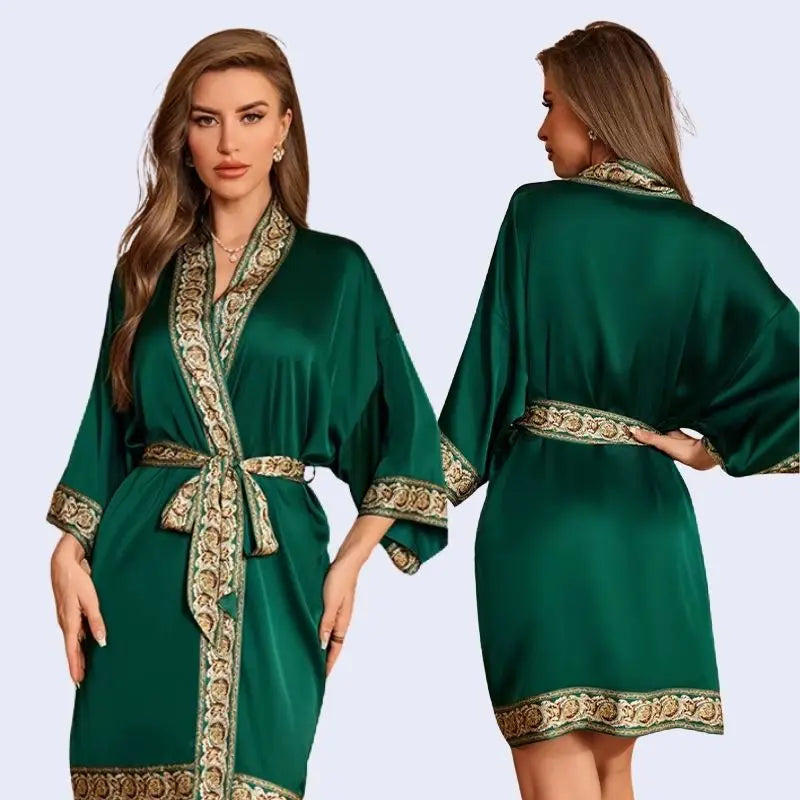 Modèle portant un kimono court uni avec ceinture à motifs en satin couleur verte
