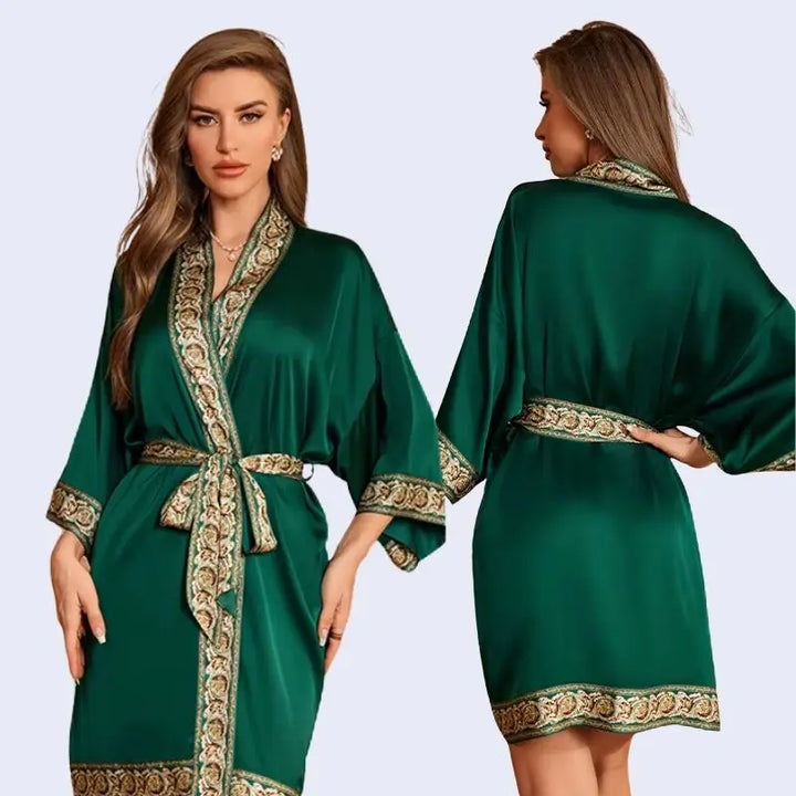 Modèle portant un kimono court uni avec ceinture à motifs en satin couleur verte