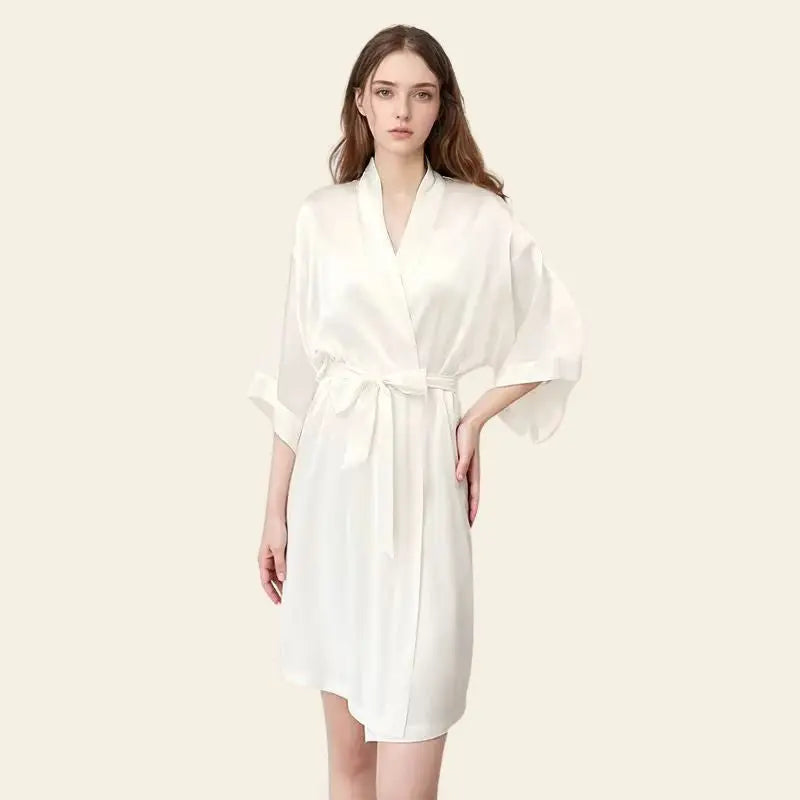 Mannequin portant un kimono court uni avec ceinture en soie de mûrier naturelle couleur blanche