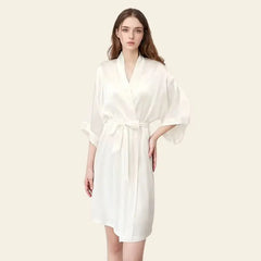 Mannequin portant un kimono court uni avec ceinture en soie de mûrier naturelle couleur blanche