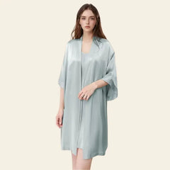Mannequin portant un kimono court uni avec ceinture en soie de mûrier naturelle couleur bleu ciel