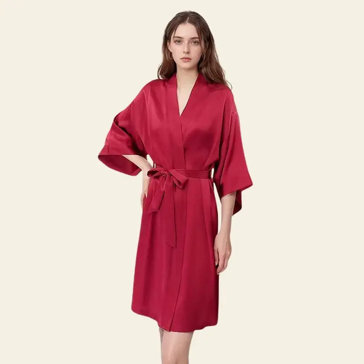 Mannequin portant un kimono court uni avec ceinture en soie de mûrier naturelle couleur bordeaux