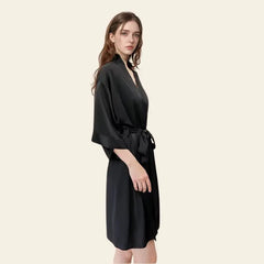 Mannequin portant un kimono court uni avec ceinture en soie de mûrier naturelle couleur noire