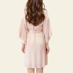 Mannequin de dos portant un kimono court uni avec ceinture en soie de mûrier naturelle couleur rose clair