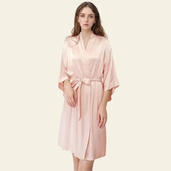 Mannequin portant un kimono court uni avec ceinture en soie de mûrier naturelle couleur rose clair
