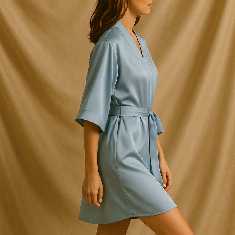 Kimono bleu ciel en satin sur fond beige satiné