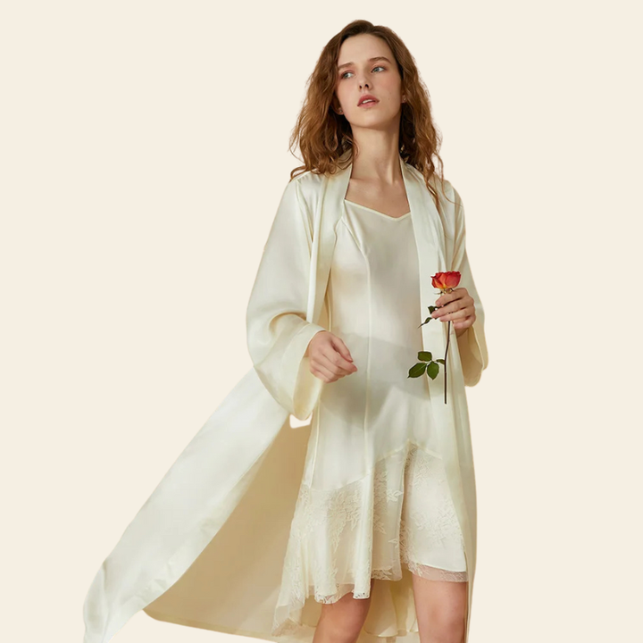 Mannequin portant un kimono long en soie 19 mommes pour la nuit couleur blanche