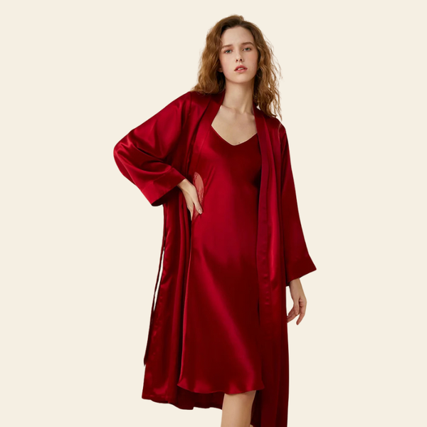 Mannequin de face portant un kimono long en soie 19 mommes pour la nuit couleur bordeaux