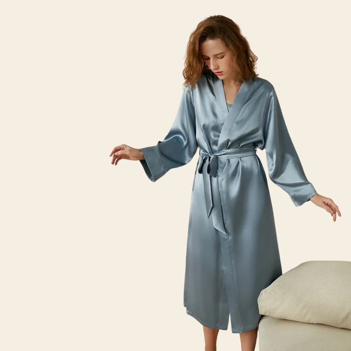Mannequin portant un kimono long en soie 19 mommes pour la nuit couleur brume