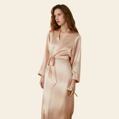 Mannequin portant un kimono long en soie 19 mommes pour la nuit couleur rose clair