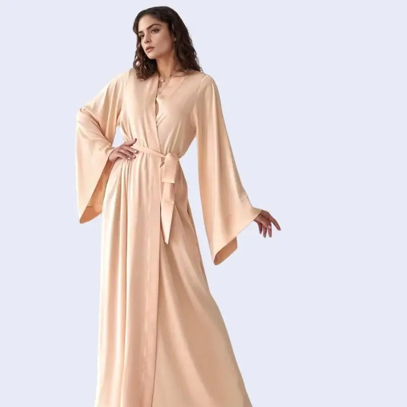 Mannequin portant un kimono long uni à manches amples en satin couleur beige