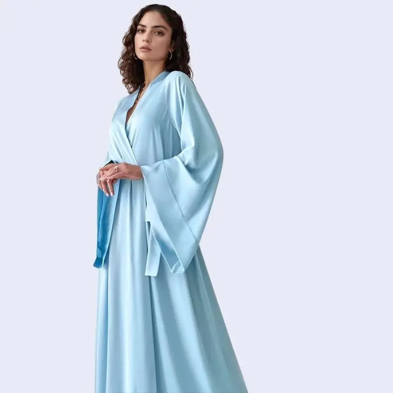 Mannequin portant un kimono long uni à manches amples en satin couleur bleu ciel