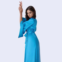 Mannequin portant un kimono long uni à manches amples en satin couleur bleu turquoise